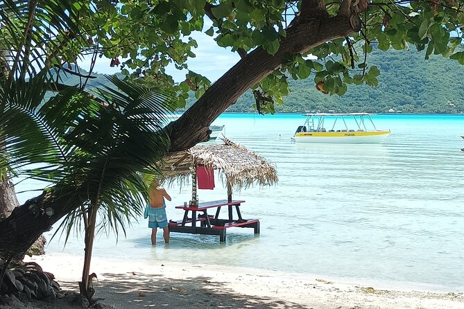 An Immersed Day in Bora Bora with O-sea - Making a pareo painting you can take home