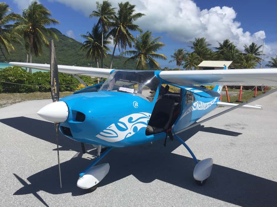 Bora-Bora 30 minutes private flight in light aircraft - Following the reef at 400 meters