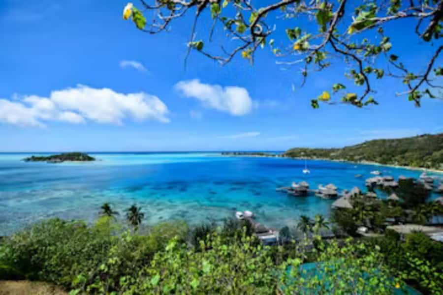 Bora Bora: 4WD History & Culture Tour - Mountain roads and the first big views