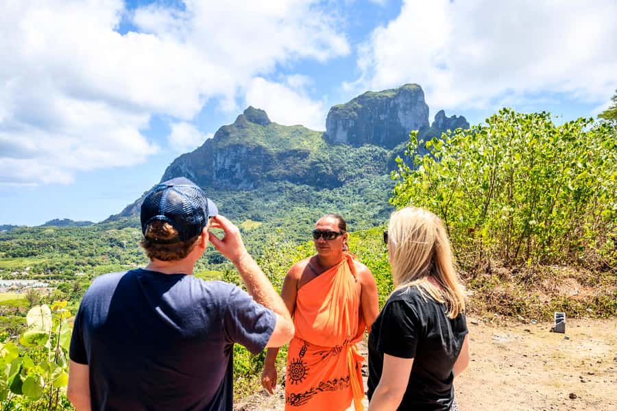 Bora Bora: 4WD History & Culture Tour - A family pareu workshop