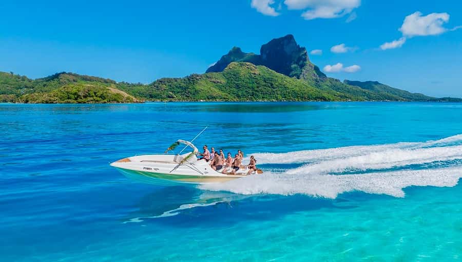 Bora Bora: Blue Lagoon Cruise, Snorkeling and Lunch . - Setting out across Bora Bora’s blue lagoon