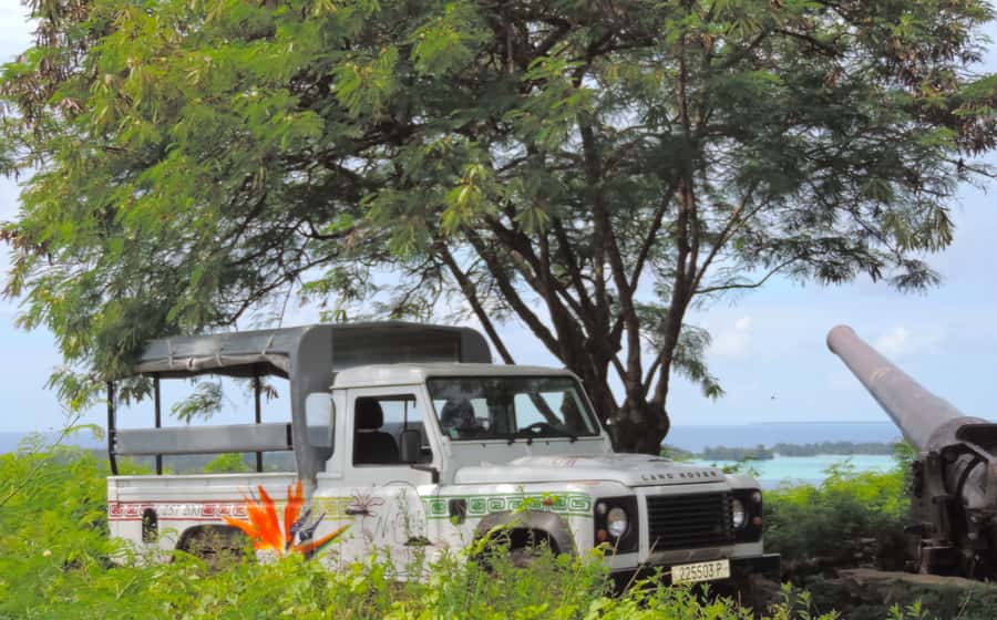 Bora Bora by Land and Sea: 4WD Safari and Snorkel - Lunch at Bloody Mary’s, with a practical caveat