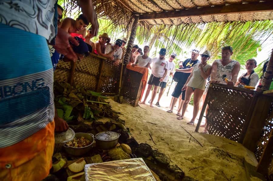 Bora Bora: Full-Day Lagoon Snorkelling Tour - Lunch with your feet beside the lagoon