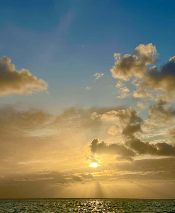 Bora Bora: Private Sunset cruise on the lagoon - Boarding with wine and a relaxed pace
