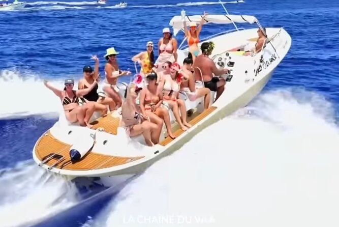 Crazyseahorseborabora Comfortable boat , sensational snorkeling . - Snorkeling with black-tip sharks and stingrays