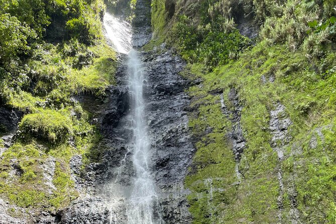 Discovering the emblematic sites of Tahiti - Mara’a Grotto and its freshwater pools