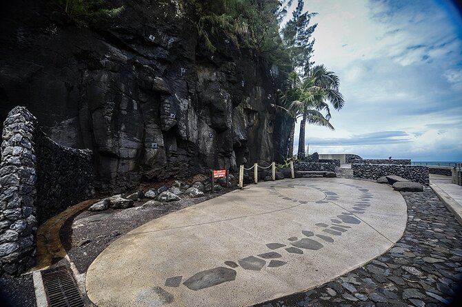 Discovering the emblematic sites of Tahiti - Pointe Venus and Tahiti’s black-sand coast