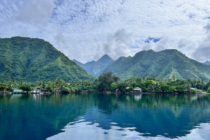 Excursion to discover the authentic Tahiti Peninsula 4:00 - The pearl farm stop and Tahitian culture