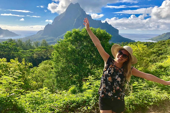 Franckyfranck Tours Moorea - Half day Tours - Pineapple fields show Moorea’s working side