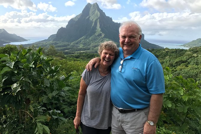 Franckyfranck tours Moorea - Tours privés // Private half day tours - Belvedere Lookout and the two bays below