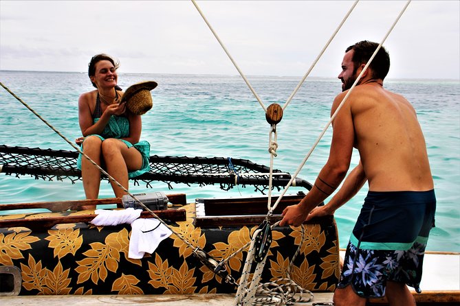 Introduction to sailing and discovering the lagoon - Sandbanks, motu, and the blue lagoon