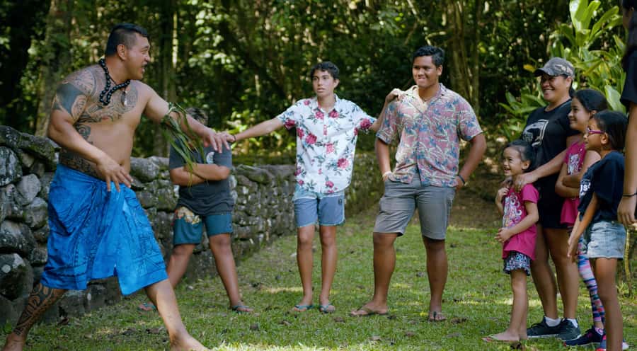 Moorea: Half-Day Open-Air 4WD Safari with Hotel Transfers - Feeding freshwater eels in a Moorea river