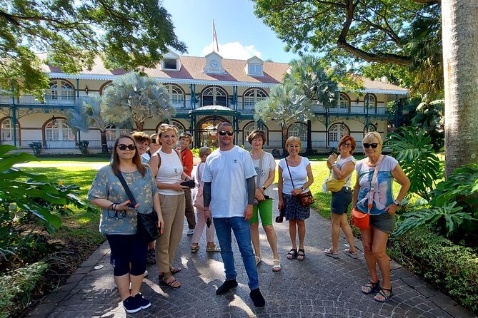 Papeete City Tour, 3hours (on Tahiti) - Street art, the cathedral, and Papeete town hall