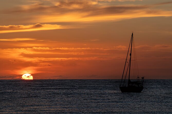 Private and Local Sunset Cruise in Tahiti - A private cruise instead of a crowded boat trip