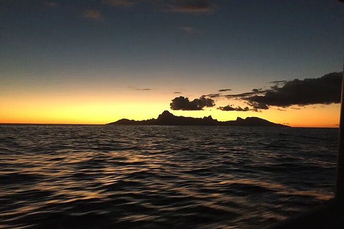 Private and Local Sunset Cruise in Tahiti - Local drinks and small plates at sunset