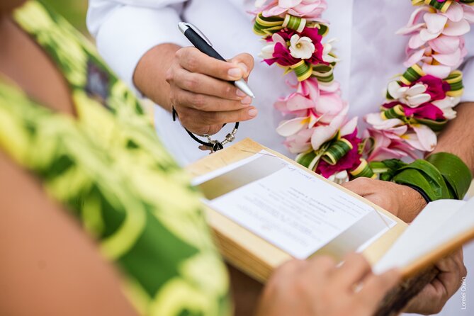Professional Photo Shooting in Moorea, unique session adapted - Price and group value at $303.66