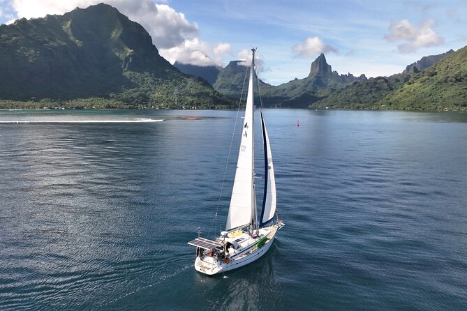 Sunset Cruise : Moorea Sailing on a Catamaran named Taboo - What the guide adds to the evening