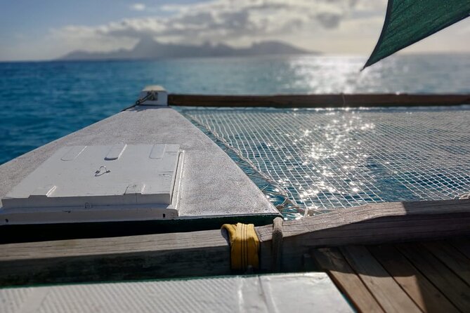 Sunset sailing trip on the Lagoon of Tahiti - A sunset ride built around the canoe