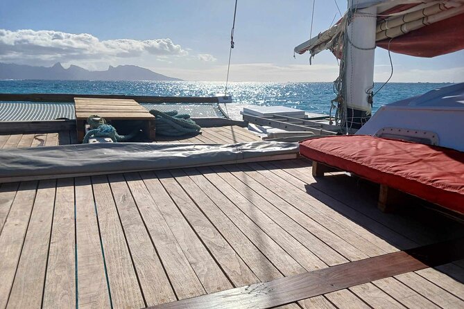 Sunset sailing trip on the Lagoon of Tahiti - Communication with Thibaut