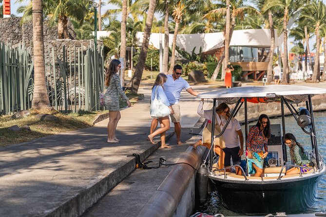 Tahiti Lagoon Snorkeling and Lunch Boat Tour (6 pax max) - Meeting stingrays at Punaauia