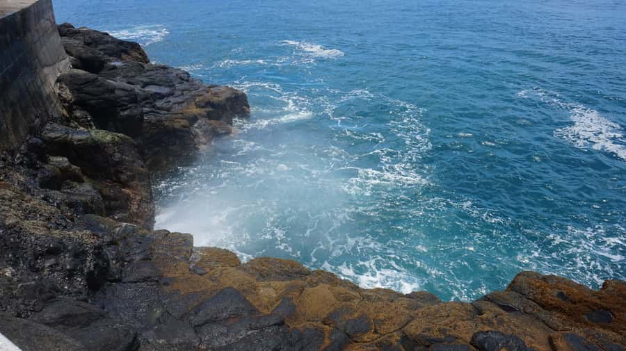 Tahiti: Private Half Day Culture and Nature Highlights Tour - Taharuu Beach and the drama of black sand