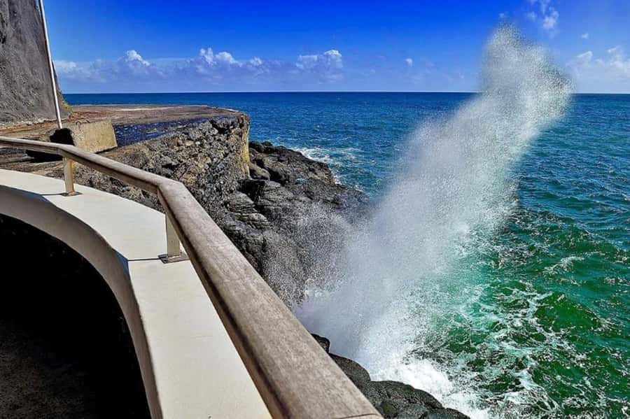 Tahiti: West and East Coast Island Tour with Waterfalls - Why this five-hour Tahiti tour works well