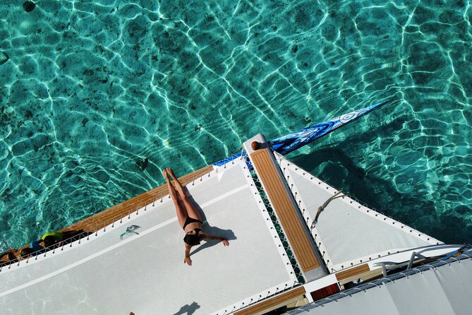 The Vanilla tour of Taha'a in a comfortable outrigger canoe - A morning on Blue Lagoon from Raiatea