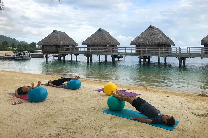 Yoga on the paradise beach of Manava Moorea - How Cindy teaches the class